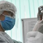 Инфекционисты назвали противников вакцинации от COVID-19 преступниками