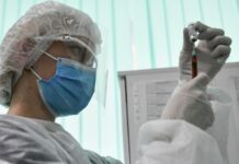 Инфекционисты назвали противников вакцинации от COVID-19 преступниками