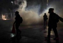 В США вторые сутки длятся протесты из-за убийства темнокожего (фоторепортаж)