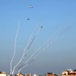 Израильский журналист Цви Зильбер: Обычно ракета из Газы летит полторы минуты. В укрытии рекомендуется находиться десять минут, если не слышно другой сирены