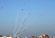 Израильский журналист Цви Зильбер: Обычно ракета из Газы летит полторы минуты. В укрытии рекомендуется находиться десять минут, если не слышно другой сирены