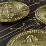 Рекордное падение биткоина: стоит ли списывать криптовалюты в утиль