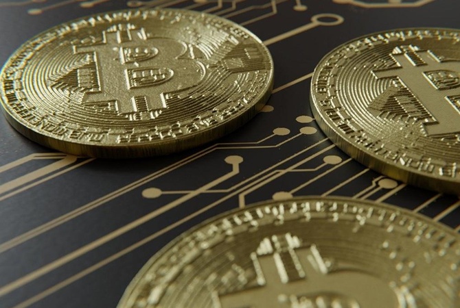 Рекордное падение биткоина: стоит ли списывать криптовалюты в утиль