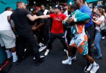 Сорванная бейсболка и потасовка: как Джейк Пол стал участником конфликта на дуэли взглядов брата с Мейвезером