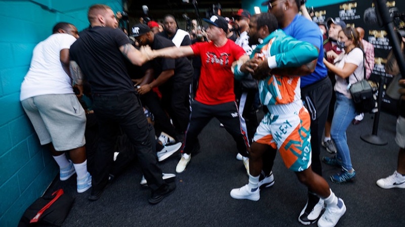 Сорванная бейсболка и потасовка: как Джейк Пол стал участником конфликта на дуэли взглядов брата с Мейвезером