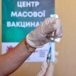 В Киеве образовалась большая очередь на вакцинацию от COVID-19: люди паниковали и ругались