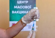 В Киеве образовалась большая очередь на вакцинацию от COVID-19: люди паниковали и ругались