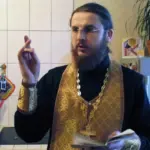 Как надо освящать квартиру — справа налево или слева направо?