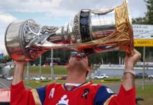 Память о погибших хоккеистах, перстни за 3 млн рублей и отсутствие Никитина: как прошёл чемпионский парад «Локомотива»