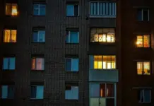 В Киеве и нескольких областях Украины ввели 12-часовые отключения света